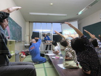 田中教授指導のもと、エコノミー症候群対策として阿波踊り体操を参加者全員で行いました。