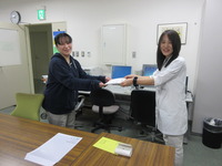 東感染制御部副部長より履修証明書が授与されました。